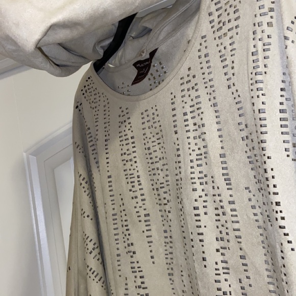 Light weight patterned blouse - Picture 3 of 5